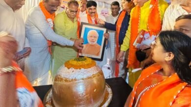 भाजपा कार्यकर्ताओं ने 75 किलो के लड्डू का केक काटकर मनाया पीएम मोदी का 75वां जन्मदिन