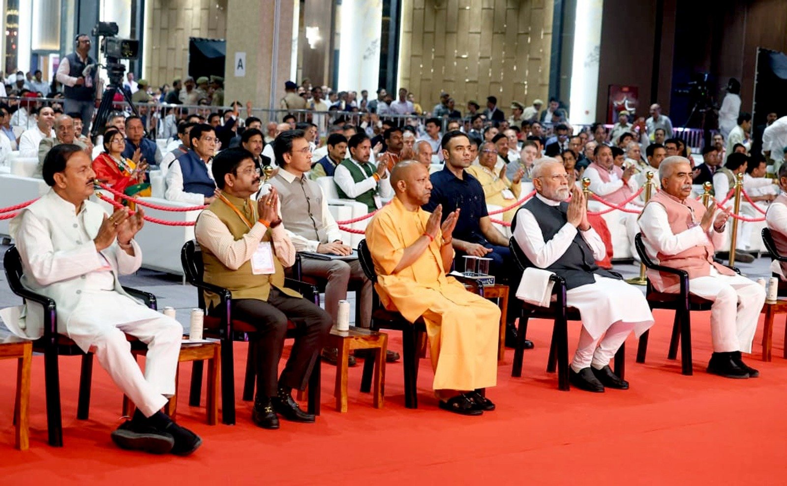 नोएडा इंटरनेशनल एयरपोर्ट, हैवेल्स ग्रुप, मिंडा स्पार्क ग्रुप और इंटरनेशनल फ़िल्म सिटी के स्टॉल्स का भी किया अवलोकन