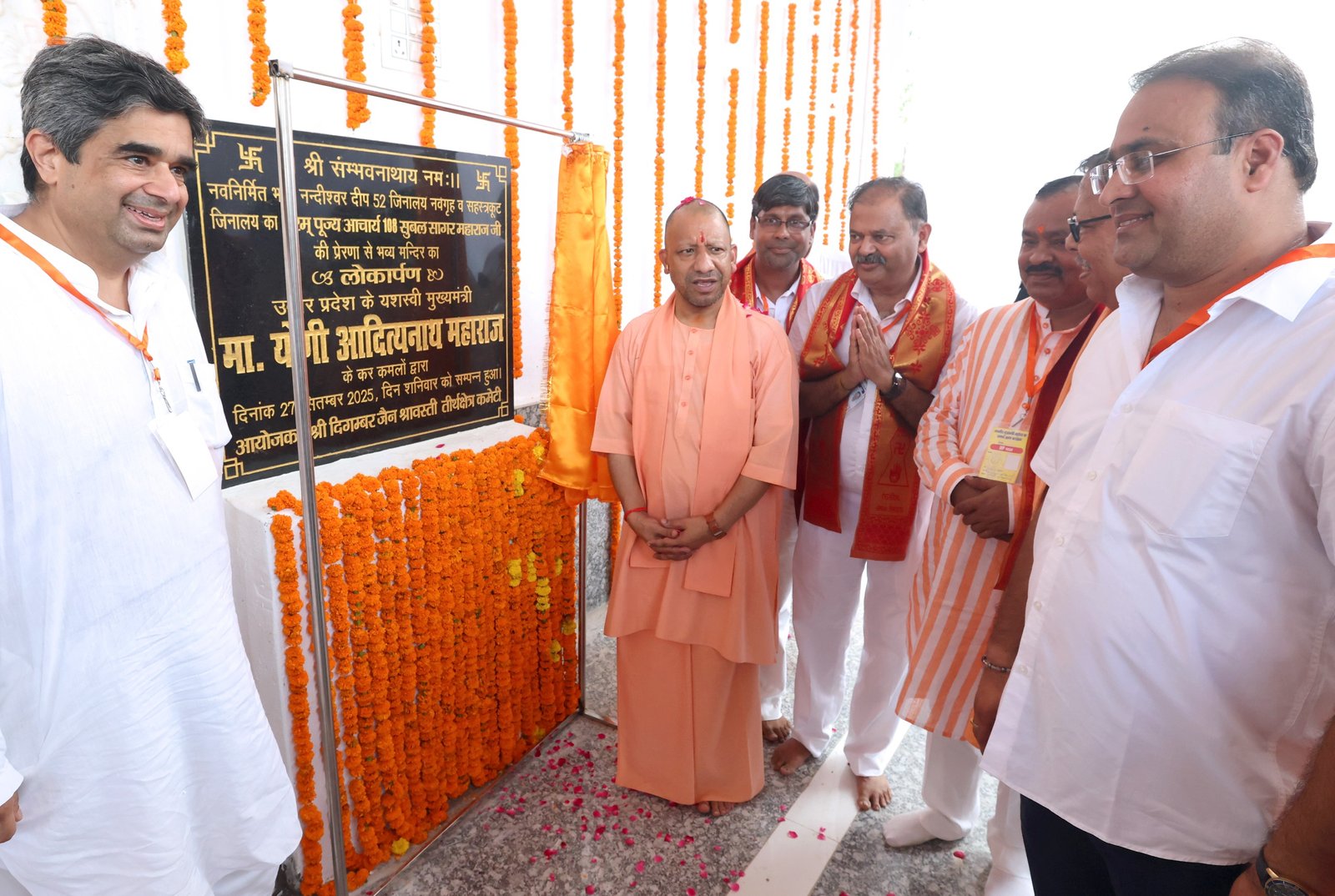 श्रावस्ती से मुख्यमंत्री योगी आदित्यनाथ ने अराजकता और धर्म के नाम पर हिंसा फैलाने वालों को कड़ा संदेश दिया। उन्होंने कहा कि ‘आई लव मुहम्मद’ जैसे अभियानों की आड़ में उपद्रव बर्दाश्त नहीं किया जाएगा। सीएम योगी ने चेतावनी दी — “न छूटोगे और न छूट पाओगे”। श्रावस्ती में 510 करोड़ की परियोजनाओं का शिलान्यास और लोकार्पण करते हुए उन्होंने कहा कि माँ भगवती की तरह अराजक तत्वों को भी रौंदा जाएगा। मुख्यमंत्री ने तालिबानी सोच और दारूल इस्लाम की व्यवस्था को जहन्नुम में भी अस्वीकार्य बताया। उन्होंने घोषणा की कि 7 अक्टूबर को महर्षि वाल्मीकि जयंती पर प्रदेश में अवकाश रहेगा और सभी मंदिरों में रामायण पाठ का आयोजन होगा। सीएम योगी ने कहा — “यह नया भारत और नया उत्तर प्रदेश है जो विकास, विरासत और सुरक्षा — तीनों पर समान रूप से काम कर रहा है।” .