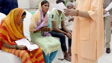 बूढ़ी मां के दर्द को सुन द्रवित हुए सीएम योगी, कैंसर पीड़ित बेटे को भिजवाया अस्पताल