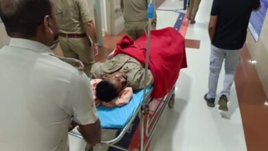 वाराणसी कोर्ट परिसर में वकील-पुलिस भिड़ंत, दारोगा ICU में भर्ती