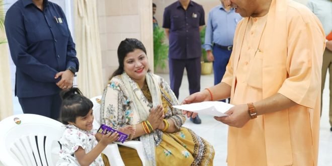 सोमवार सुबह मुख्यमंत्री से मिलीं कानपुर की मायरा, शाम तक विद्यालय ने प्रवेश प्रक्रिया शुरू होने की दी जानकारी