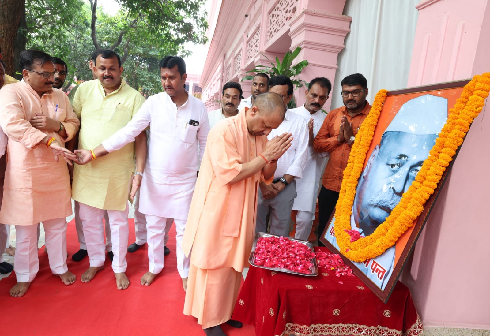 सीएम योगी ने दी यूपी के पहले मुख्यमंत्री पंडित गोविंद वल्लभ पंत की 138वीं जयंती पर भावभीनी श्रद्धांजलि