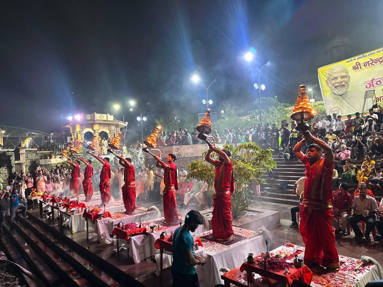 पीएम मोदी के 75वें जन्मदिवस पर नमो घाट और दशाश्वमेध घाट पर हुई भव्य गंगा आरती