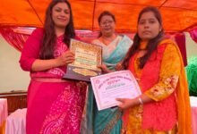 कासगंज जिला प्रोबेशन कार्यालय में सामाजिक कार्यकर्ता के रूप में कार्यरत हैं हिना .अबतक 26 हजार से अधिक महिलाओं की कर चुकी हैं मदद.