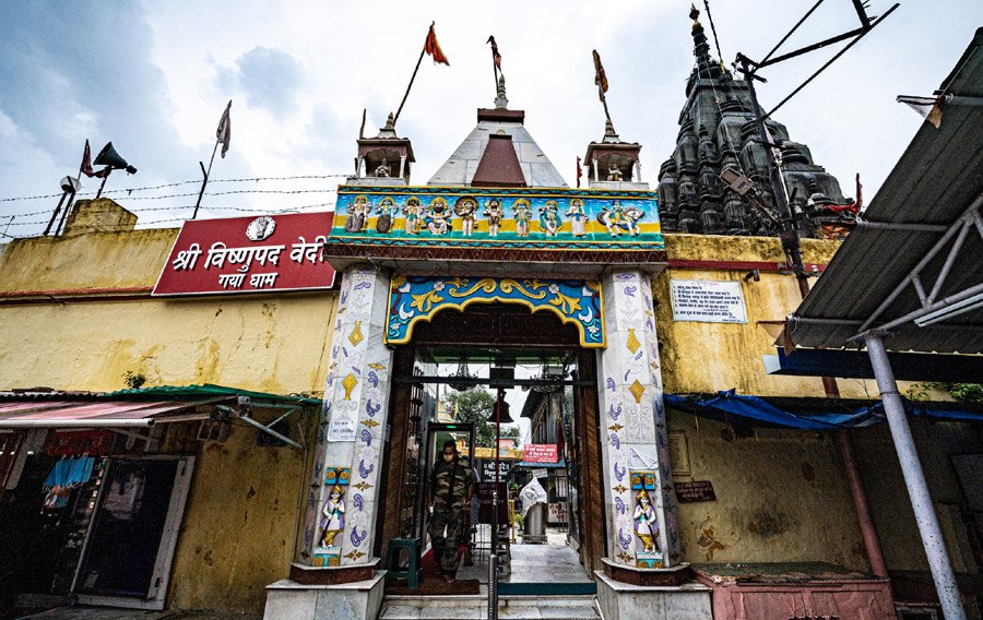 गया जी विष्णुपद मंदिर, गया पितृपक्ष, पिंडदान गया, गया श्राद्ध 2025, विष्णुपद मंदिर दर्शन, गया फल्गु नदी तर्पण, पितृपक्ष तिथि और महत्व, गया में पिंडदान विधि, पितरों की मुक्ति गया, गया श्राद्ध पूजा सामग्री, गया पर्यटन स्थल, गया धार्मिक स्थल, पितृपक्ष में आस्था, गया यात्रा पब्लिक, पितृपक्ष टिप्स और सावधानियां, Vishnupad Temple Gaya, Gaya Pitru Paksha, Pind Daan in Gaya, Gaya Shraddh 2025, Vishnupad Temple visit, Pitru Paksha rituals, Falgu River Tarpan, Ancestor worship Gaya, Pitrudas Gaya, 1Gaya pilgrimage site, Hindu rituals Gaya, Pind Daan process, Pitru Paksha significance, Gaya religious tourism, Pitru Paksha tips and guidelines