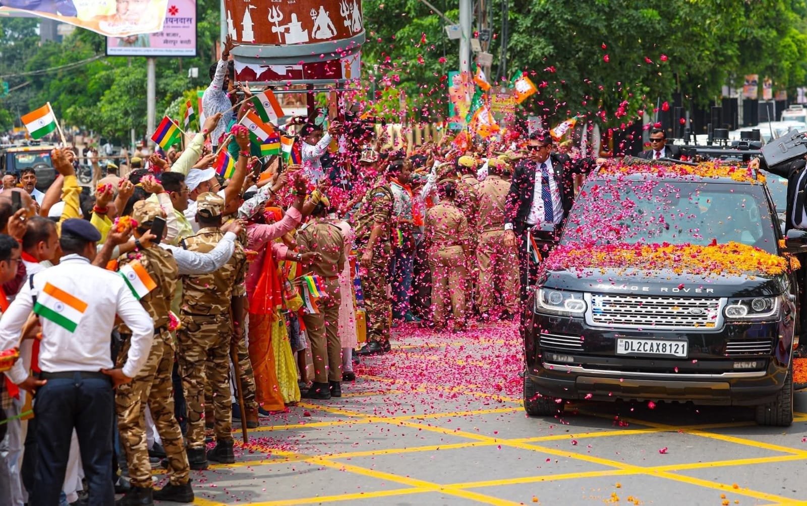 प्रधानमंत्री नरेंद्र मोदी का वाराणसी आगमन पर भव्य स्वागत