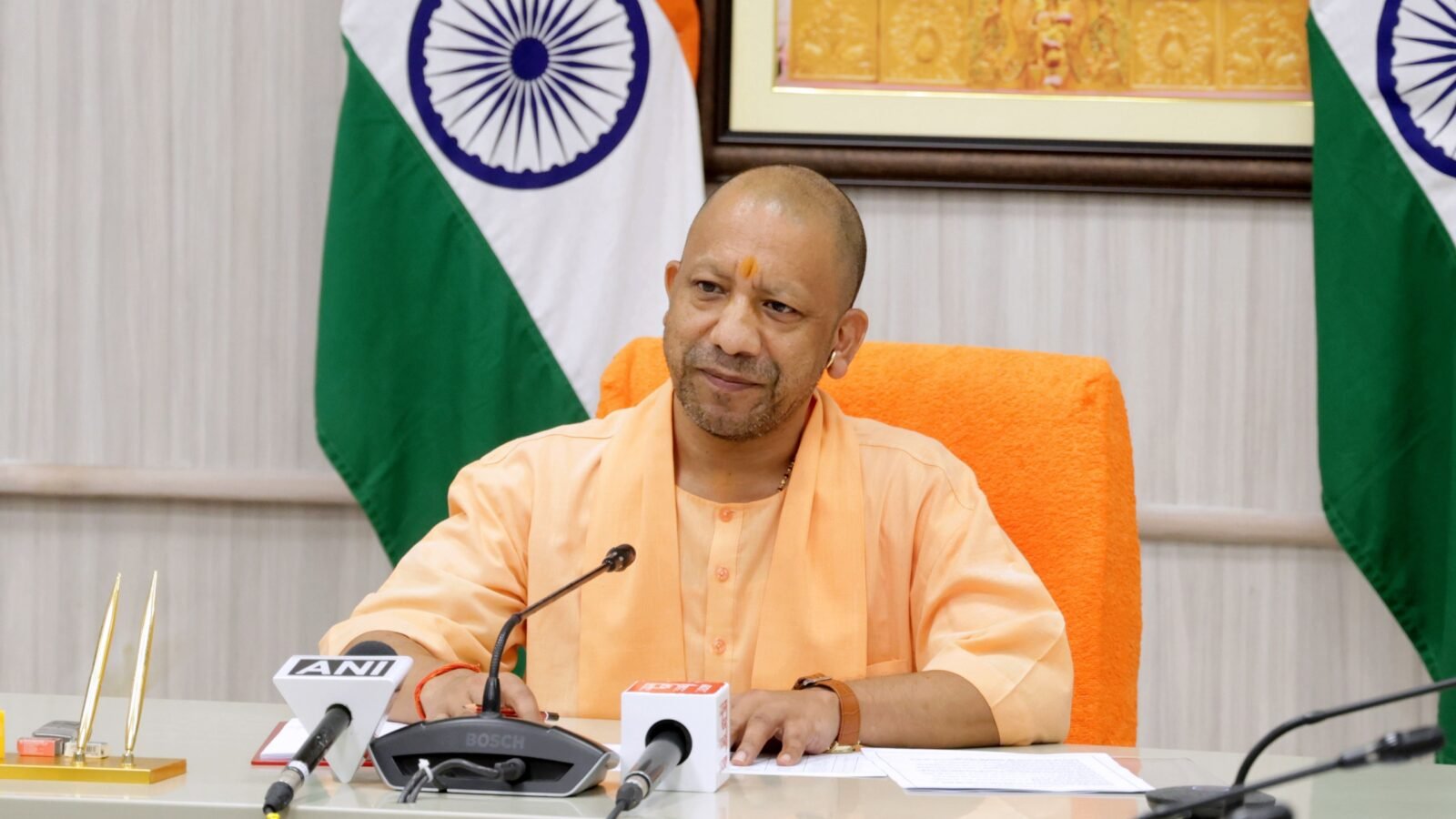 लखनऊ में आयोजित उच्चस्तरीय बैठक में मुख्यमंत्री योगी आदित्यनाथ ने मिशन कर्मयोगी की प्रगति की समीक्षा की। उन्होंने कहा कि यह प्रधानमंत्री नरेन्द्र मोदी की परिवर्तनकारी पहल है, जो प्रशासन को भविष्य की चुनौतियों के अनुरूप तैयार कर रही है। बैठक में बताया गया कि आईगॉट प्लेटफॉर्म पर उत्तर प्रदेश से 18.8 लाख से अधिक कार्मिक ऑनबोर्ड हुए हैं और 72 लाख से अधिक प्रशिक्षण पाठ्यक्रम पूरे किए जा चुके हैं। मुख्यमंत्री ने एआई, साइबर सिक्योरिटी और व्यवहारिक प्रशिक्षण को अनिवार्य करने के निर्देश दिए।