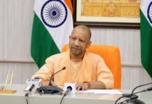 लखनऊ में आयोजित उच्चस्तरीय बैठक में मुख्यमंत्री योगी आदित्यनाथ ने मिशन कर्मयोगी की प्रगति की समीक्षा की। उन्होंने कहा कि यह प्रधानमंत्री नरेन्द्र मोदी की परिवर्तनकारी पहल है, जो प्रशासन को भविष्य की चुनौतियों के अनुरूप तैयार कर रही है। बैठक में बताया गया कि आईगॉट प्लेटफॉर्म पर उत्तर प्रदेश से 18.8 लाख से अधिक कार्मिक ऑनबोर्ड हुए हैं और 72 लाख से अधिक प्रशिक्षण पाठ्यक्रम पूरे किए जा चुके हैं। मुख्यमंत्री ने एआई, साइबर सिक्योरिटी और व्यवहारिक प्रशिक्षण को अनिवार्य करने के निर्देश दिए।