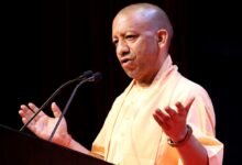 लखनऊ में एक निजी चैनल के कॉन्क्लेव में मुख्यमंत्री योगी आदित्यनाथ ने सपा प्रमुख अखिलेश यादव को श्रीकृष्ण जन्मभूमि के लिए आगे आने की सलाह दी। उन्होंने इटावा में निर्माणाधीन मंदिर पर नीयत पर सवाल उठाते हुए कहा कि भाजपा सरकार 2027 में 2022 से अधिक सीटों के साथ फिर सत्ता में आएगी। योगी ने रामराज्य, विकास, बुलडोजर नीति और विपक्ष पर भी निशाना साधते हुए भाजपा की उपलब्धियां और भविष्य की रणनीति को प्रमुखता से रखा।