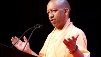 नई दिल्ली। उत्तर प्रदेश के मुख्यमंत्री योगी आदित्यनाथ ने कहा कि प्रधानमंत्री नरेंद्र मोदी द्वारा प्रस्तुत विकसित भारत विजन 2047 को पूरा करने में उत्तर प्रदेश की भूमिका सबसे महत्वपूर्ण है। उन्होंने कहा कि भारत को 2027 तक 5 ट्रिलियन और 2047 तक 30 ट्रिलियन डॉलर की अर्थव्यवस्था बनाने का संकल्प तभी पूरा होगा, जब देश की सबसे बड़ी आबादी वाला राज्य समान गति से आगे बढ़े। मुख्यमंत्री ने बताया कि UP Vision Document जनता के 98 लाख सुझावों पर आधारित है। UP का लक्ष्य 2029-30 तक 1 ट्रिलियन डॉलर की अर्थव्यवस्था बनना है। अब तक 45 लाख करोड़ रुपये के निवेश प्रस्ताव मिले, जिनमें 15 लाख करोड़ की परियोजनाएं शुरू हो चुकी हैं।