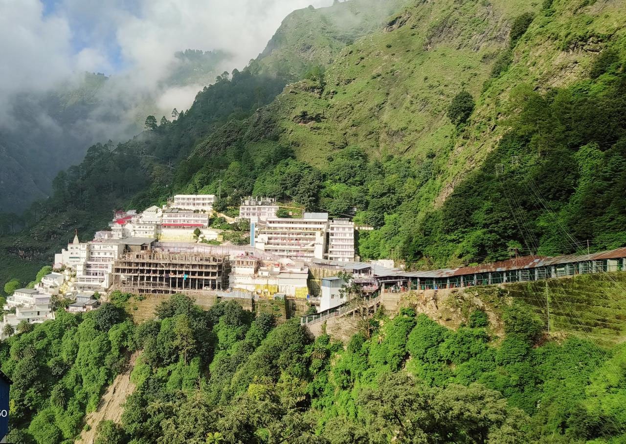 खराब मौसम के कारण वैष्णो देवी यात्रा फिर स्थगित