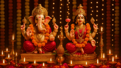 दीपावली 2025 इस वर्ष 20 अक्टूबर, सोमवार को मनाई जाएगी। कार्तिक अमावस्या की इस रात्रि में लक्ष्मी–गणेश पूजन का शुभ मुहूर्त सायं 6:15 बजे से रात 8:10 बजे तक (प्रदोष काल व वृषभ लग्न) रहेगा। इस दिन घर की उत्तर या पूर्व दिशा में कलश, दीप, पुष्प और बहीखाते सहित पूजन करें। देवी लक्ष्मी और गणेश की आरती, दीपदान और बहीखाता पूजन से धन, समृद्धि और स्थिरता प्राप्त होती है। शास्त्रों में कहा गया है - “स्थिरे लग्ने च या पूजा लक्ष्म्याः सायुज्यमाप्नुयात्।” इस रात प्रदोष काल में की गई आराधना जीवन में स्थायी शुभ फल देती है। दीपावली का संदेश है - अंधकार से प्रकाश की ओर बढ़ना।