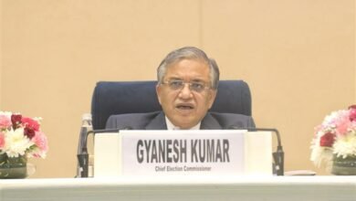 चुनाव आयोग ने उत्तर प्रदेश, पश्चिम बंगाल, केरल, तमिलनाडु, पुड्डुचेरी समेत 12 राज्यों और केन्द्र शासित प्रदेशों में मतदाता सूचियों के विशेष गहन पुनरीक्षण (एसआईआर) का काम शुरू कर दिया है। यह प्रक्रिया 7 फरवरी 2026 तक चलेगी। 4 नवंबर से 4 दिसंबर तक बीएलओ घर-घर जाकर निर्वाचक गणना फार्म वितरित करेंगे और वापस लेंगे। 9 दिसंबर को नई मसौदा सूची जारी होगी और 8 जनवरी तक दावे-आपत्तियां स्वीकार की जाएंगी। बिहार के पहले चरण की सफलता के आधार पर दूसरे चरण में भी सुगम प्रक्रिया सुनिश्चित की गई है। आयोग ने सभी राज्यों से पूर्ण सहयोग करने की अपील की है।