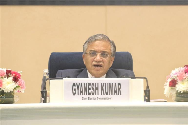 चुनाव आयोग ने उत्तर प्रदेश, पश्चिम बंगाल, केरल, तमिलनाडु, पुड्डुचेरी समेत 12 राज्यों और केन्द्र शासित प्रदेशों में मतदाता सूचियों के विशेष गहन पुनरीक्षण (एसआईआर) का काम शुरू कर दिया है। यह प्रक्रिया 7 फरवरी 2026 तक चलेगी। 4 नवंबर से 4 दिसंबर तक बीएलओ घर-घर जाकर निर्वाचक गणना फार्म वितरित करेंगे और वापस लेंगे। 9 दिसंबर को नई मसौदा सूची जारी होगी और 8 जनवरी तक दावे-आपत्तियां स्वीकार की जाएंगी। बिहार के पहले चरण की सफलता के आधार पर दूसरे चरण में भी सुगम प्रक्रिया सुनिश्चित की गई है। आयोग ने सभी राज्यों से पूर्ण सहयोग करने की अपील की है।