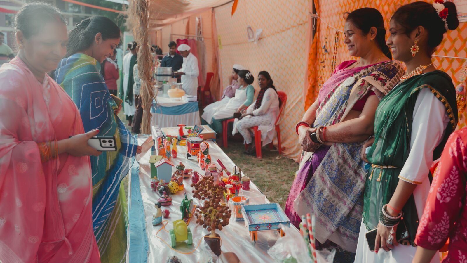 वाराणसी के कुटुंब ग्राम में यंग इंडियन्स (Yi) वाराणसी चैप्टर और CII के सहयोग से आयोजित “संस्कृति बाज़ार” में ग्रामीण स्त्री उद्यमिता और लोकसंस्कृति का उत्सव मनाया गया। इस कार्यक्रम में ग्रामीण महिलाओं ने हस्तनिर्मित उत्पादों, पारंपरिक व्यंजनों और कला प्रदर्शनी के माध्यम से अपनी प्रतिभा दिखाई। कठपुतली शो, नृत्य, संगीत और खेलों ने आयोजन को रंगीन बना दिया। मुख्य अतिथि सत्यं मोहन और Yi टीम के नेतृत्व में यह आयोजन “लोकल टू ग्लोबल” सोच का प्रेरक उदाहरण बना।