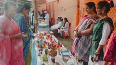 वाराणसी के कुटुंब ग्राम में यंग इंडियन्स (Yi) वाराणसी चैप्टर और CII के सहयोग से आयोजित “संस्कृति बाज़ार” में ग्रामीण स्त्री उद्यमिता और लोकसंस्कृति का उत्सव मनाया गया। इस कार्यक्रम में ग्रामीण महिलाओं ने हस्तनिर्मित उत्पादों, पारंपरिक व्यंजनों और कला प्रदर्शनी के माध्यम से अपनी प्रतिभा दिखाई। कठपुतली शो, नृत्य, संगीत और खेलों ने आयोजन को रंगीन बना दिया। मुख्य अतिथि सत्यं मोहन और Yi टीम के नेतृत्व में यह आयोजन “लोकल टू ग्लोबल” सोच का प्रेरक उदाहरण बना।