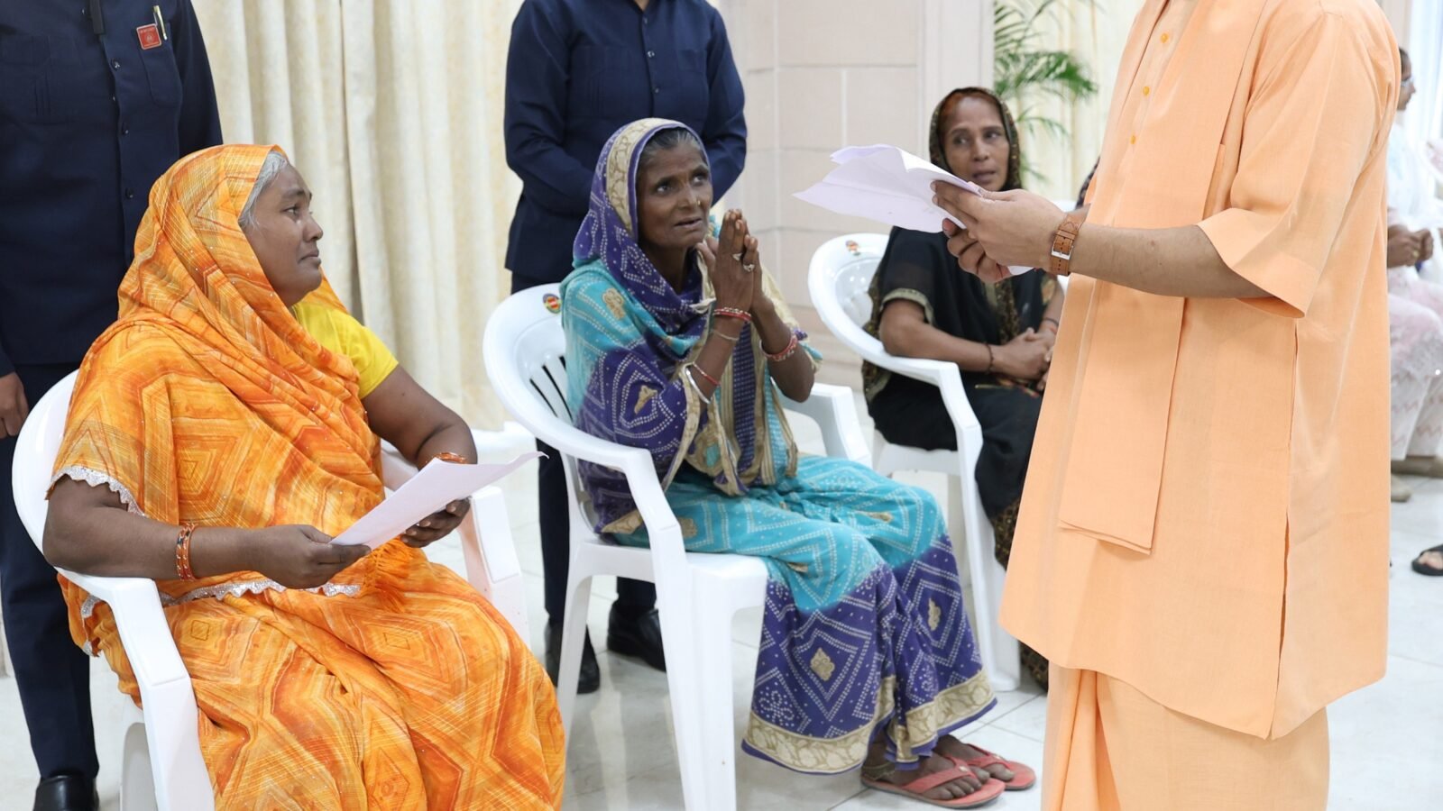 जनता दर्शन :हर पीड़ित के पास पहुंचे सीएम योगी, समस्या सुन निश्चित समयावधि में निस्तारण के लिए अफसरों को दिया निर्देश .