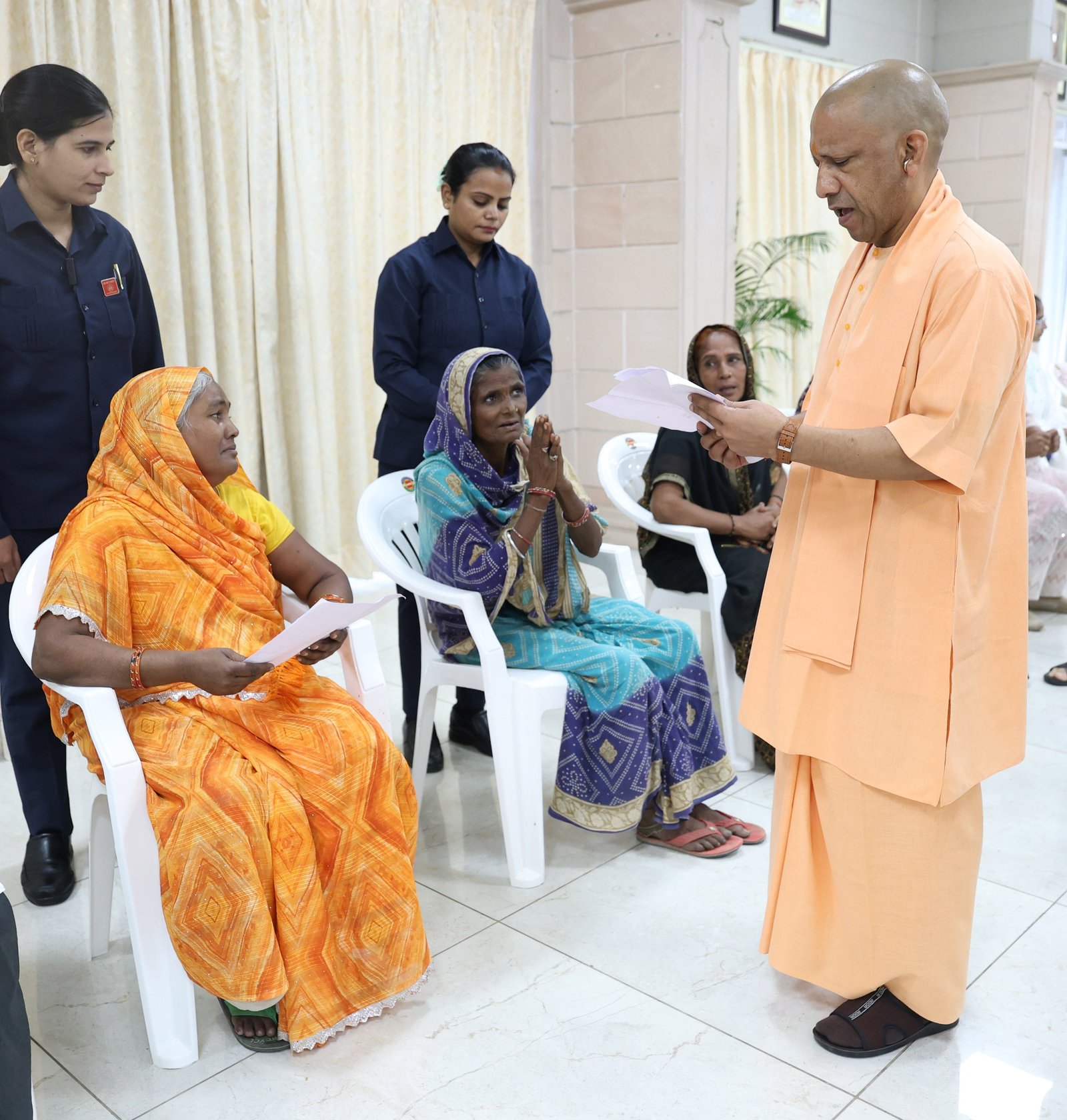 जनता दर्शन :हर पीड़ित के पास पहुंचे सीएम योगी, समस्या सुन निश्चित समयावधि में निस्तारण के लिए अफसरों को दिया निर्देश .