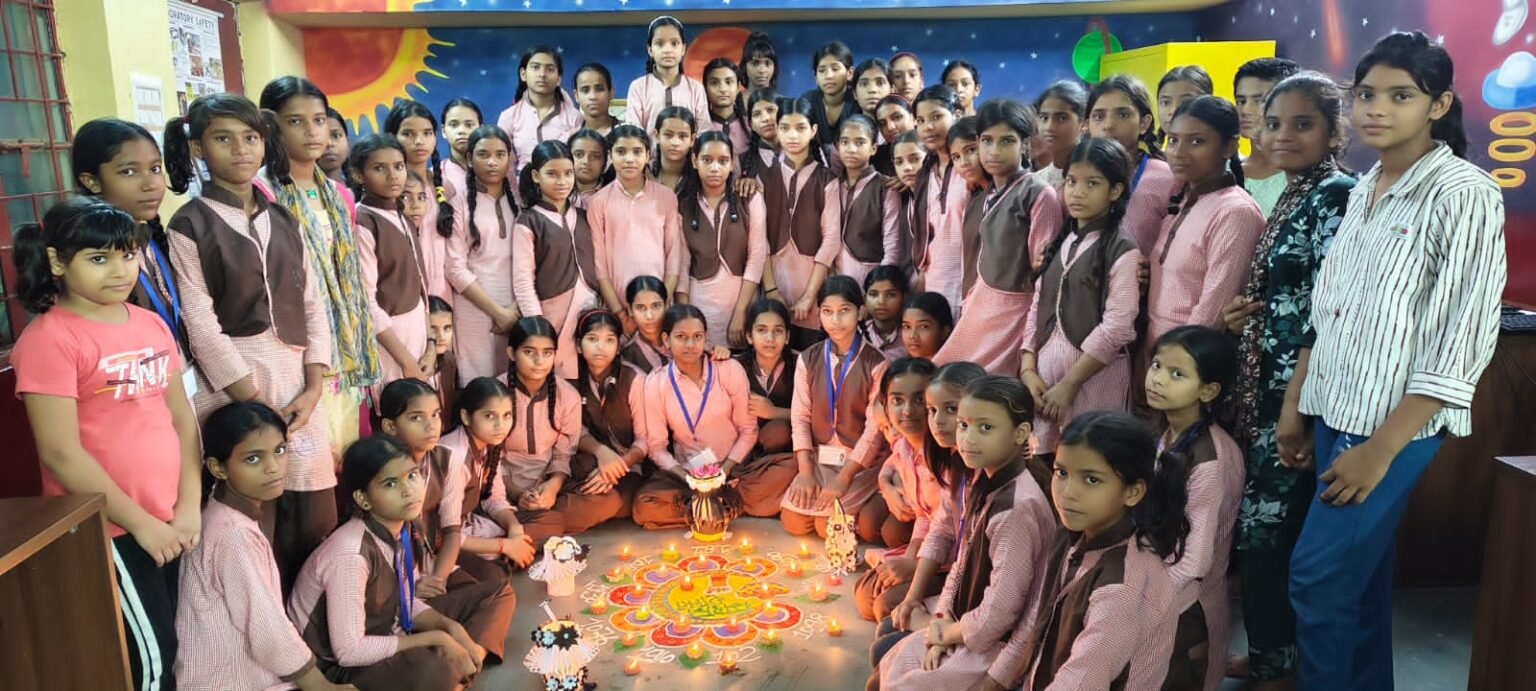दीपावली पर उत्तर प्रदेश के 746 कस्तूरबा गांधी बालिका विद्यालयों में “मिशन शक्ति के लिए, रोशन करो दीये” कार्यक्रम ने 88 हजार से अधिक बेटियों में आत्मविश्वास और सृजनशीलता की नई ऊर्जा भरी। बेटियों ने दीपों और रंगोलियों से 1090, 1098, 112 जैसे हेल्पलाइन नंबर सजाकर सुरक्षा का संदेश फैलाया। बेसिक शिक्षा मंत्री संदीप सिंह ने कहा कि मुख्यमंत्री योगी आदित्यनाथ के नेतृत्व में मिशन शक्ति नारी सशक्तिकरण का जनांदोलन बन चुका है। डीजी स्कूल शिक्षा मोनिका रानी ने इसे शिक्षा, संवेदना और सुरक्षा की संस्कृति को मजबूत करने वाली पहल बताया।