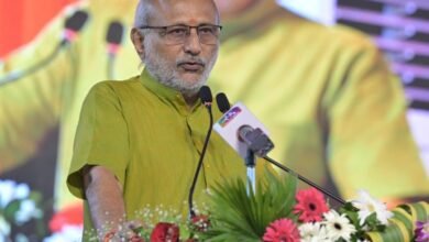 वाराणसी। काशी एक बार फिर आस्था और एकता के संगम की साक्षी बनी, जब उपराष्ट्रपति सी. पी. राधाकृष्णन ने मुख्यमंत्री योगी आदित्यनाथ की उपस्थिति में श्री काशी नाटकोट्टाई संस्था द्वारा निर्मित 60 करोड़ रुपये की लागत वाले आधुनिक धर्मशाला भवन का उद्घाटन किया। उपराष्ट्रपति ने कहा कि “धर्म को कुछ समय के लिए संकट हो सकता है, लेकिन वह कभी स्थायी नहीं होता। आज धर्म की विजय हुई है।” उन्होंने काशी को प्रधानमंत्री मोदी और मुख्यमंत्री योगी के नेतृत्व में हुए आध्यात्मिक पुनर्जागरण का प्रतीक बताया और कहा कि यह भवन उत्तर-दक्षिण भारत के सांस्कृतिक बंधन को और मजबूत करेगा।