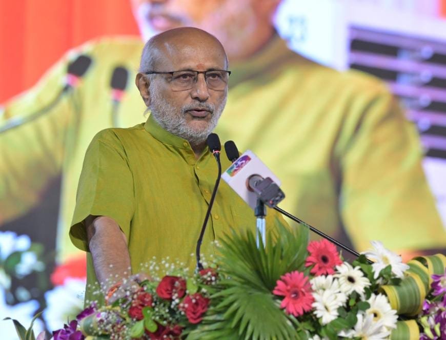 वाराणसी। काशी एक बार फिर आस्था और एकता के संगम की साक्षी बनी, जब उपराष्ट्रपति सी. पी. राधाकृष्णन ने मुख्यमंत्री योगी आदित्यनाथ की उपस्थिति में श्री काशी नाटकोट्टाई संस्था द्वारा निर्मित 60 करोड़ रुपये की लागत वाले आधुनिक धर्मशाला भवन का उद्घाटन किया। उपराष्ट्रपति ने कहा कि “धर्म को कुछ समय के लिए संकट हो सकता है, लेकिन वह कभी स्थायी नहीं होता। आज धर्म की विजय हुई है।” उन्होंने काशी को प्रधानमंत्री मोदी और मुख्यमंत्री योगी के नेतृत्व में हुए आध्यात्मिक पुनर्जागरण का प्रतीक बताया और कहा कि यह भवन उत्तर-दक्षिण भारत के सांस्कृतिक बंधन को और मजबूत करेगा।