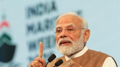 मुंबई में आयोजित ग्लोबल मैरिटाइम लीडर्स कॉन्क्लेव में प्रधानमंत्री नरेंद्र मोदी ने कहा कि भारत तेजी से वैश्विक समुद्री शक्ति के रूप में उभर रहा है। उन्होंने बताया कि 2025 का वर्ष मैरिटाइम सेक्टर के लिए ऐतिहासिक साबित हुआ है। विझिंजम में देश का पहला डीप-वॉटर ट्रांस-शिपमेंट हब ऑपरेशनल हो चुका है और जेएनपीटी विस्तार से पोर्ट क्षमता दोगुनी हुई है। कांडला में ग्रीन हाइड्रोजन सुविधा और 100% एफडीआई अनुमति से शिपिंग सेक्टर में निवेश बढ़ा है। प्रधानमंत्री ने कहा कि भारत ब्लू इकॉनमी, ग्रीन लॉजिस्टिक्स और शिप-बिल्डिंग के माध्यम से लाखों रोजगार अवसर पैदा कर रहा है, और वैश्विक सप्लाई चेन का भरोसेमंद केंद्र बन रहा है।