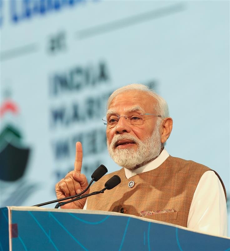 मुंबई में आयोजित ग्लोबल मैरिटाइम लीडर्स कॉन्क्लेव में प्रधानमंत्री नरेंद्र मोदी ने कहा कि भारत तेजी से वैश्विक समुद्री शक्ति के रूप में उभर रहा है। उन्होंने बताया कि 2025 का वर्ष मैरिटाइम सेक्टर के लिए ऐतिहासिक साबित हुआ है। विझिंजम में देश का पहला डीप-वॉटर ट्रांस-शिपमेंट हब ऑपरेशनल हो चुका है और जेएनपीटी विस्तार से पोर्ट क्षमता दोगुनी हुई है। कांडला में ग्रीन हाइड्रोजन सुविधा और 100% एफडीआई अनुमति से शिपिंग सेक्टर में निवेश बढ़ा है। प्रधानमंत्री ने कहा कि भारत ब्लू इकॉनमी, ग्रीन लॉजिस्टिक्स और शिप-बिल्डिंग के माध्यम से लाखों रोजगार अवसर पैदा कर रहा है, और वैश्विक सप्लाई चेन का भरोसेमंद केंद्र बन रहा है।