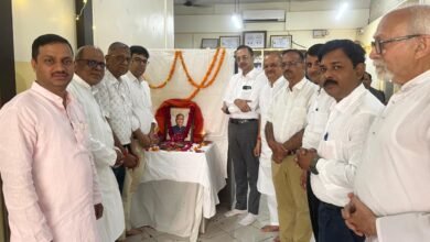 वाराणसी के वरिष्ठ चिकित्सक एवं संकल्प संस्था के संस्थापक सदस्य स्व. डॉ. अश्विनी कुमार जैन की पुण्यतिथि पर बुधवार को मलदहिया स्थित क्लीनिक में श्रद्धांजलि सभा हुई। चिकित्सकों, समाजसेवियों, परिजनों और मरीजों ने पुष्पांजलि अर्पित कर उन्हें नमन किया। लोगों ने कहा कि डॉ. जैन सेवा, सादगी और करुणा के प्रतीक थे, जिन्होंने जीवनभर मानवता की सेवा की। कोविड काल में भी उन्होंने रोगियों की सेवा करते हुए प्राण त्याग दिए। आज उनके पुत्र डॉ. हर्षित जैन और पुत्रवधू डॉ. आंचल अग्रवाल जैन उनकी विरासत को आगे बढ़ा रहे हैं।