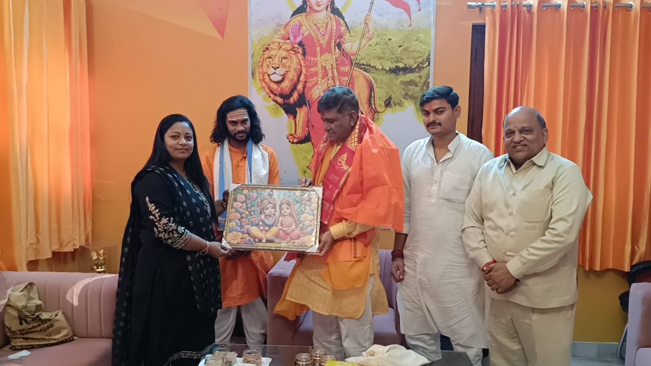 नई दिल्ली के शकूरबस्ती विधानसभा क्षेत्र में भाजपा दिल्ली प्रदेश के मंदिर प्रकोष्ठ ने मंदिरों की व्यवस्थाओं, श्रद्धालुओं की सुविधाओं और धार्मिक आयोजनों पर एक अहम बैठक की। विधायक करनैल सिंह की अध्यक्षता में हुई इस बैठक में मुकेश भारद्वाज, निधि गुप्ता और हर्षित राय सहित कई पदाधिकारी शामिल हुए। बैठक में निर्णय लिया गया कि प्रमुख मंदिरों में सेवा शिविर, भंडारा, सांस्कृतिक आयोजन और स्वच्छता अभियान चलाए जाएंगे, ताकि मंदिर समाजिक आस्था और संस्कृति के केंद्र बन सकें।