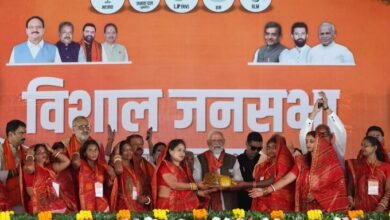 प्रधानमंत्री नरेंद्र मोदी ने समस्तीपुर के जननायक कर्पूरी ठाकुर के पैतृक गांव से बिहार चुनाव अभियान का आगाज किया। उन्होंने नीतीश कुमार के नेतृत्व में एनडीए की प्रचंड जीत का दावा किया और कहा कि बिहार अब जंगलराज से निकलकर विकास की राह पर है। पीएम मोदी ने कहा कि कर्पूरी ठाकुर जैसे नेताओं के सपनों का समाज बनाने के लिए केंद्र सरकार गरीबों, पिछड़ों और वंचितों के हित में लगातार काम कर रही है। मोदी ने जनता से राजग उम्मीदवारों को प्रचंड मतों से जिताने की अपील की।