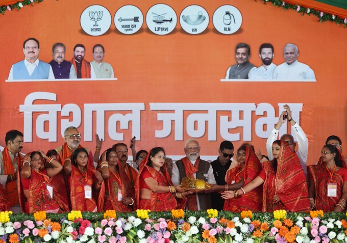 प्रधानमंत्री नरेंद्र मोदी ने समस्तीपुर के जननायक कर्पूरी ठाकुर के पैतृक गांव से बिहार चुनाव अभियान का आगाज किया। उन्होंने नीतीश कुमार के नेतृत्व में एनडीए की प्रचंड जीत का दावा किया और कहा कि बिहार अब जंगलराज से निकलकर विकास की राह पर है। पीएम मोदी ने कहा कि कर्पूरी ठाकुर जैसे नेताओं के सपनों का समाज बनाने के लिए केंद्र सरकार गरीबों, पिछड़ों और वंचितों के हित में लगातार काम कर रही है। मोदी ने जनता से राजग उम्मीदवारों को प्रचंड मतों से जिताने की अपील की।