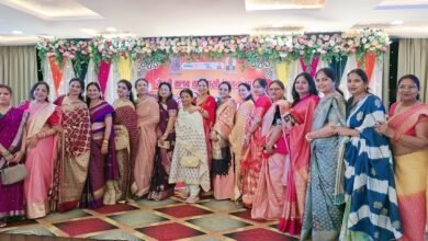 वाराणसी में रोटरी क्लब शिवगंगा द्वारा आयोजित दीपोत्सव 2025 रोशनी, संगीत और संस्कृति से सजा एक भव्य आयोजन रहा। होटल संकल्प में दीप प्रज्वलन, गरबा-डांडिया, पूजा थाल सज्जा प्रतियोगिता और लकी ड्रा जैसे कार्यक्रमों ने सभी को मंत्रमुग्ध कर दिया। पारंपरिक परिधानों में सजे प्रतिभागियों ने भारतीय संस्कृति की छटा बिखेरी। स्वादिष्ट व्यंजनों, पुरस्कार वितरण और सामूहिक सहभागिता ने काशी की इस दीपमयी शाम को अविस्मरणीय बना दिया। दीपोत्सव ने एकता, संस्कृति और सेवा की भावना को साकार किया।