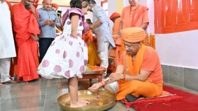 कन्या पूजन अनुष्ठान में अपने हाथों से भोजन परोसा मुख्यमंत्री ने, दक्षिणा व उपहार देकर कन्याओं से लिया आशीर्वाद