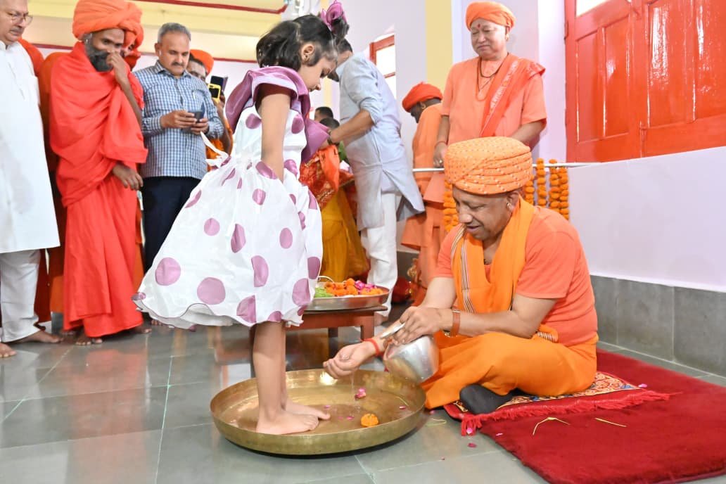 कन्या पूजन अनुष्ठान में अपने हाथों से भोजन परोसा मुख्यमंत्री ने, दक्षिणा व उपहार देकर कन्याओं से लिया आशीर्वाद