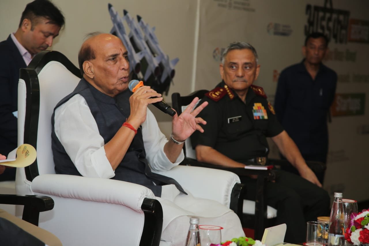 रक्षा मंत्री राजनाथ सिंह ने 07 अक्टूबरको नई दिल्ली के विज्ञान भवन में आयोजित राष्ट्रीय सम्मेलन के उद्घाटन अवसर पर कहा कि “रक्षा और सुरक्षा पूरे राष्ट्र की सामूहिक जिम्मेदारी है।” उन्होंने स्पष्ट किया कि रक्षा क्षेत्र को मज़बूत बनाना केवल किसी एक संस्था या सरकार का कार्य नहीं, बल्कि सभी भारतीयों का साझा संकल्प है। “देश में रक्षा विनिर्माण के अवसर” विषय पर आयोजित इस सम्मेलन में उन्होंने राज्यों और केंद्र शासित प्रदेशों से *विश्वस्तरीय, प्रतिस्पर्धी रक्षा विनिर्माण इको-सिस्टम* के निर्माण में सक्रिय भागीदारी का आह्वान किया।रक्षा मंत्री ने कहा कि रक्षा आत्मनिर्भरता केवल उत्पादन या अर्थव्यवस्था का मामला नहीं, बल्कि यह रणनीतिक स्वायत्तता और संप्रभुता से जुड़ा मुद्दा है। उन्होंने *ऑपरेशन सिंदूर* में राज्यों की सक्रिय भागीदारी को उदाहरण बताते हुए कहा कि-“जब हम सब एक साथ किसी लक्ष्य के लिए काम करते हैं, तब कोई भी चुनौती बड़ी नहीं होती।”