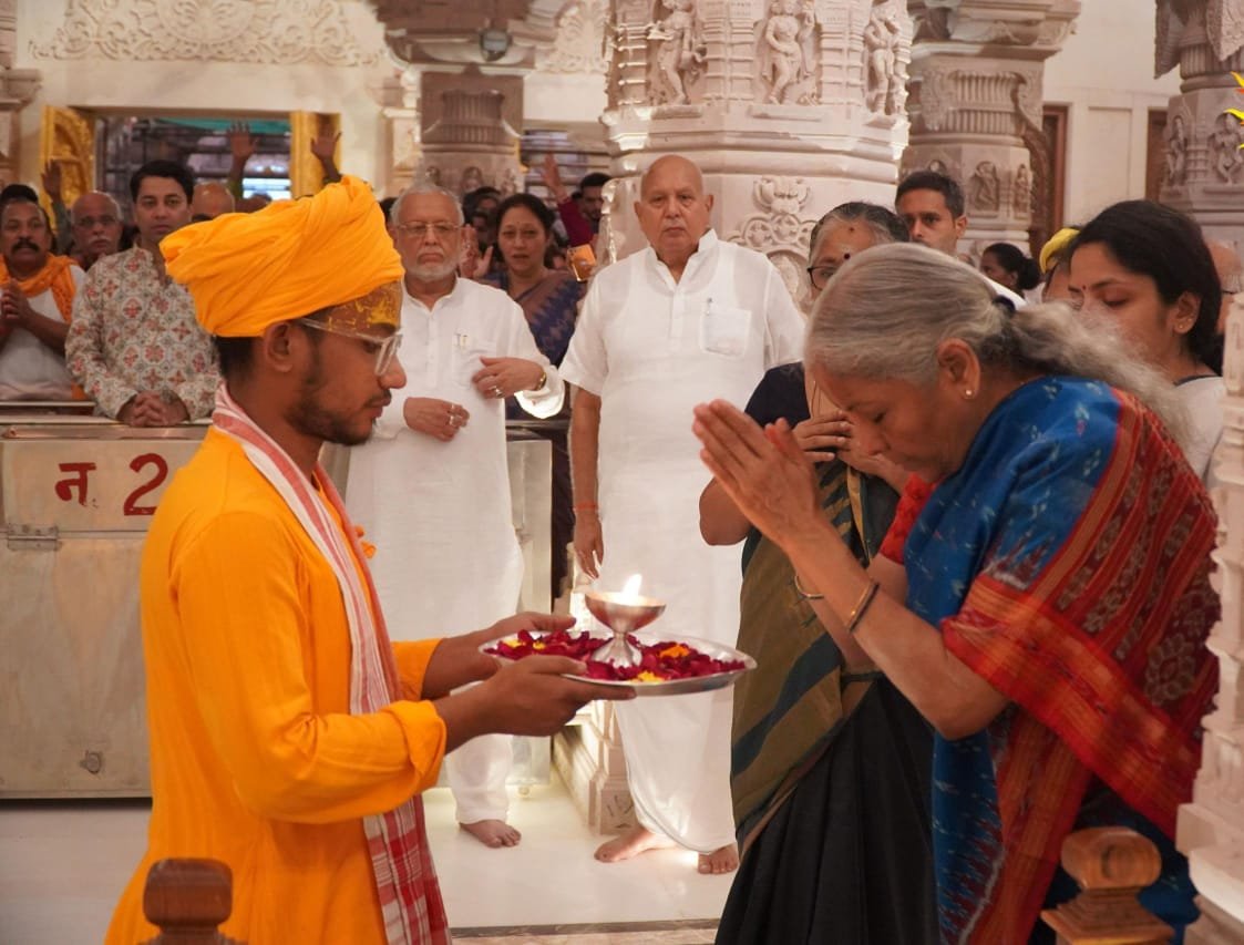 अयोध्या। प्रभु श्रीराम की नगरी में गुरुवार का दिन अत्यंत पावन रहा। केंद्रीय वित्त मंत्री निर्मला सीतारमण ने अपने परिवार सहित श्रीरामलला के दरबार में आरती उतारी और श्रीराम दरबार व माता दुर्गा के दर्शन किए। उन्होंने कुबेर टीला स्थित महादेव मंदिर में रुद्राभिषेक भी किया।इस अवसर पर श्रीरामजन्मभूमि तीर्थ क्षेत्र ट्रस्ट के महामंत्री चंपत राय ने उन्हें मंदिर परिसर का भ्रमण कराया और निर्माण से जुड़ी जानकारियाँ साझा कीं।आरती के समय मंदिर परिसर में “जय श्रीराम” के उद्घोष*से वातावरण गूंज उठा।