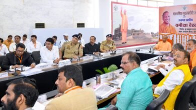 झांसी। मुख्यमंत्री योगी आदित्यनाथ ने गुरुवार को झांसी में कानून व्यवस्था और विकास कार्यों की समीक्षा बैठक की। उन्होंने अधिकारियों को निर्देश दिए कि माफिया और अपराधियों के खिलाफ जीरो टॉलरेंस की नीति पर कड़ाई से अमल हो। साथ ही, चल रही विकास परियोजनाओं को गुणवत्ता और तय समय सीमा में पूरा करने पर जोर दिया। सीएम ने कहा कि बीडा क्षेत्र में भूमि आवंटन पाने वाले निवेशक तीन वर्षों में उद्योग शुरू करें, और युवाओं को उद्योगों में रोजगार दिलाने हेतु प्रशिक्षण दिया जाए। उन्होंने मिशन शक्ति के तहत बालिकाओं की सुरक्षा और संवाद कार्यक्रमों को प्राथमिकता देने की बात कही। त्योहारों के दौरान फुट पेट्रोलिंग बढ़ाने और कानून व्यवस्था मजबूत करने के निर्देश भी दिए। मुख्यमंत्री ने सभी सरकारी भवनों को गोबर से बने पेंट से रंगने और तुलसी उत्पादन को प्रोत्साहित करने की घोषणा की।