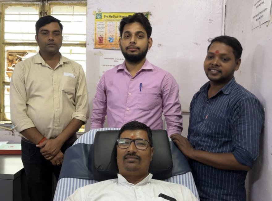 देवरिया के समाजसेवी सन्तोष मद्धेशिया वैश्य ने करवाचौथ के अवसर पर अपनी पत्नी को अनोखा उपहार देते हुए 24वां रक्तदान किया। ‘नशा नहीं, रक्तदान करें’ मुहिम के तहत अब तक 930 यूनिट रक्तदान कर चुके संतोष ने बताया कि उनकी धर्मपत्नी, जो 10 बार रक्तदान कर चुकी हैं, ने उपहार के रूप में रक्तदान की इच्छा जताई थी। उन्होंने कहा कि नियमित रक्तदान करने से व्यक्ति स्वस्थ, तनावमुक्त और ऊर्जावान रहता है, साथ ही एक यूनिट रक्त से चार लोगों की जान बचाई जा सकती है। महर्षि देवरहा बाबा मेडिकल कॉलेज ब्लड बैंक में हुए इस रक्तदान में डॉक्टरों और सामाजिक कार्यकर्ताओं ने उनकी सराहना की।