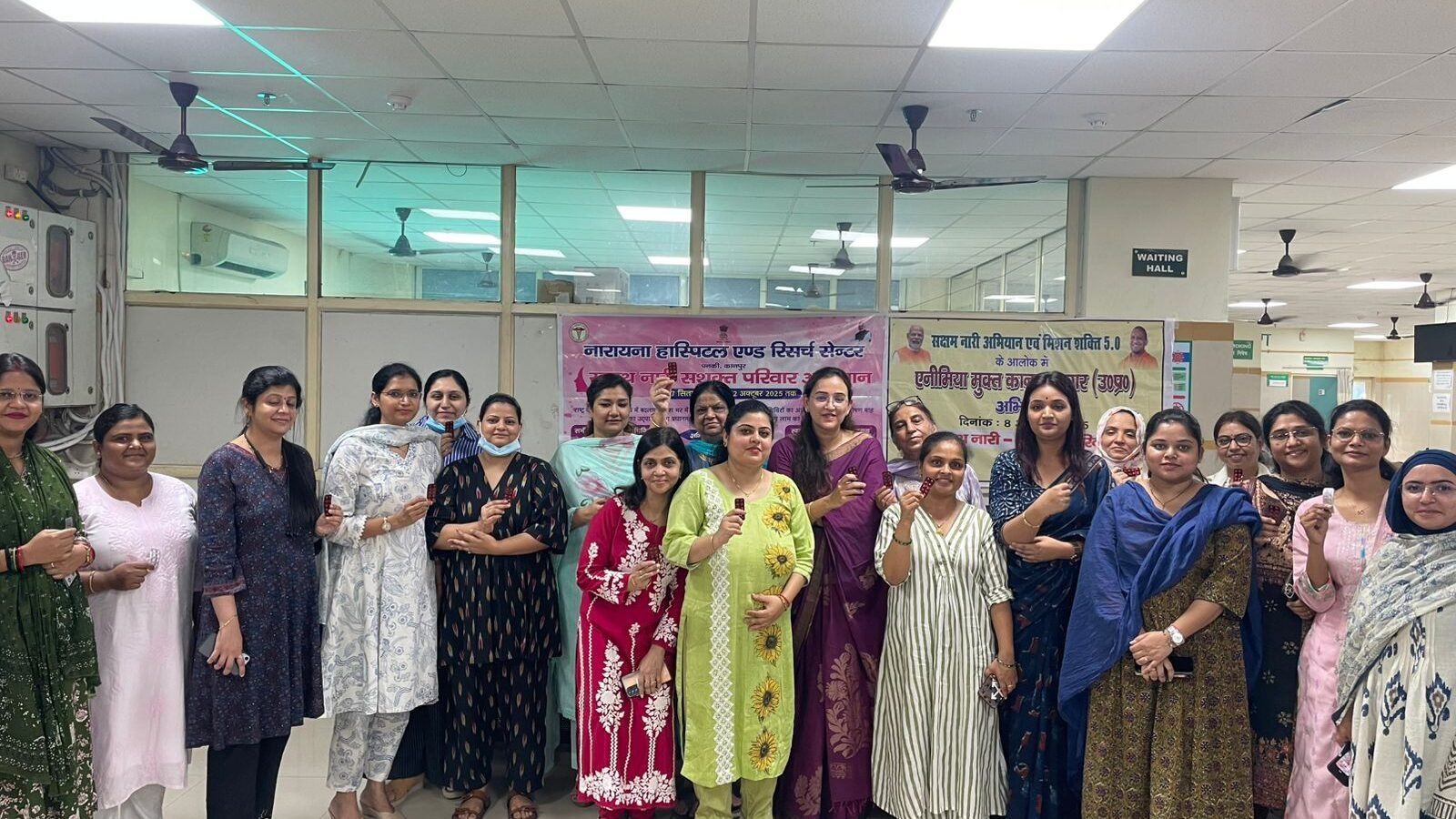 कानपुर ने मिशन शक्ति 5.0 के तहत एनीमिया मुक्त अभियान में इतिहास रच दिया। बुधवार को जिले के 4500 से अधिक केंद्रों पर एक साथ 9,04,141 महिलाओं, किशोरियों और छात्राओं ने आयरन फोलिक एसिड (लाल गोली) खाकर स्वास्थ्य जागरूकता का संदेश दिया। इस अभियान ने न केवल जिले बल्कि पूरे उत्तर प्रदेश के लिए प्रेरणादायक उदाहरण प्रस्तुत किया है। जिलाधिकारी जितेन्द्र प्रताप सिंह ने बताया कि यह पहल महिलाओं के स्वास्थ्य और आत्मविश्वास को सशक्त करने का अभियान बन चुकी है। सीडीओ दीक्षा जैन और सीएमओ डॉ. हरिदत्त नेमी के निर्देशन में इसे जनआंदोलन का रूप मिला। विद्यालयों, पंचायत भवनों और आंगनबाड़ी केंद्रों पर उत्सव जैसा माहौल रहा। छात्राओं ने कहा - “यह गोली छोटी है, पर असर बड़ा है।” जिला प्रशासन अब अभियान में सर्वश्रेष्ठ कार्य करने वालों को सम्मानित करेगा।