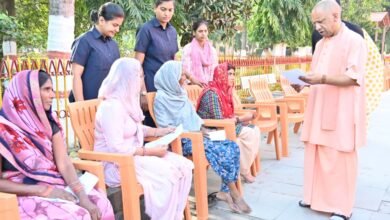 गोरखपुर पहुंचे मुख्यमंत्री योगी आदित्यनाथ ने शुक्रवार सुबह गोरखनाथ मंदिर परिसर में जनता दर्शन के दौरान करीब 200 लोगों की समस्याएं सुनीं। सीएम ने कहा कि किसी को भी घबराने की जरूरत नहीं है, हर समस्या का समाधान सरकार सुनिश्चित करेगी। उन्होंने अधिकारियों को निर्देश दिया कि सभी शिकायतों का त्वरित, पारदर्शी और गुणवत्तापूर्ण निस्तारण किया जाए। जमीन कब्जे की शिकायतों पर सख्त कार्रवाई के निर्देश दिए गए। इलाज में मदद मांगने वालों से सीएम ने कहा कि धन की कमी इलाज में बाधक नहीं बनेगी। बच्चों से उन्होंने स्नेहपूर्वक बातचीत कर उन्हें चॉकलेट भेंट की।
