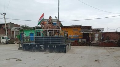 उत्तर प्रदेश सरकार की ‘मातृभूमि योजना’ ग्रामीण विकास और जनसहभागिता का जीवंत उदाहरण बन गई है। मुख्यमंत्री योगी आदित्यनाथ के नेतृत्व में शुरू हुई इस योजना ने प्रवासी और स्थानीय नागरिकों को अपने गाँवों के विकास से जोड़ दिया है। पंचायतों में सड़कों, लाइटों, स्मारकों और खेल स्थलों जैसी परियोजनाएँ तेजी से पूरी हो रही हैं। 60% योगदान दानकर्ताओं का और 40% सरकार का होता है, जिससे साझेदारी का अनूठा मॉडल सामने आया है। यह योजना न केवल आधारभूत संरचना को मजबूत कर रही है, बल्कि प्रवासियों को अपनी जड़ों से जोड़ने वाली प्रेरक पहल साबित हो रही है।