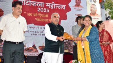 लखनऊ के खादी भवन में शुक्रवार को प्रदेश के सूक्ष्म, लघु एवं मध्यम उद्यम मंत्री राकेश सचान ने माटीकला महोत्सव 2025 का शुभारंभ किया। दीपावली के अवसर पर आयोजित इस 10 दिवसीय आयोजन में 50 कारीगरों को निःशुल्क दुकानें आवंटित की गईं। समारोह में नवीन माटीकला पोर्टल व ई-वेरिफिकेशन ऐप का लोकार्पण हुआ। इस अवसर पर कारीगरों को विद्युत चालित चाक, पगमिल मशीनें और बैंक ऋण चेक भी वितरित किए गए। राज्य में अब तक 48,000 से अधिक कारीगर परिवारों की पहचान हो चुकी है और 6 कॉमन फैसिलिटी सेंटर स्थापित किए जा चुके हैं।