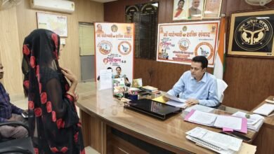 देवीपाटन मंडल में योगी सरकार के मिशन शक्ति 5.0 के तहत शुरू हुआ “मां पाटेश्वरी शक्ति संवाद” कार्यक्रम महिलाओं में विश्वास जगा रहा है। हर सोमवार आयोजित इस संवाद में महिलाएं अपनी समस्याएं खुलकर रख रही हैं। मंडलायुक्त शशिभूषण लाल सुशील ने संबंधित विभागों को गुणवत्तापूर्ण निस्तारण के निर्देश दिए हैं। पिछले सप्ताह 45 में से 40 शिकायतों का समाधान हो चुका है। इस पहल से महिलाओं में प्रशासन के प्रति भरोसा और सहभागिता दोनों बढ़ी है।