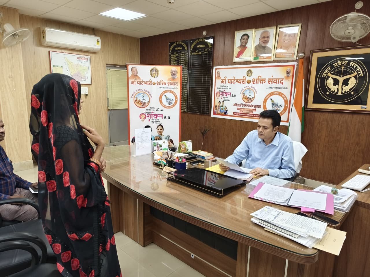 देवीपाटन मंडल में योगी सरकार के मिशन शक्ति 5.0 के तहत शुरू हुआ “मां पाटेश्वरी शक्ति संवाद” कार्यक्रम महिलाओं में विश्वास जगा रहा है। हर सोमवार आयोजित इस संवाद में महिलाएं अपनी समस्याएं खुलकर रख रही हैं। मंडलायुक्त शशिभूषण लाल सुशील ने संबंधित विभागों को गुणवत्तापूर्ण निस्तारण के निर्देश दिए हैं। पिछले सप्ताह 45 में से 40 शिकायतों का समाधान हो चुका है। इस पहल से महिलाओं में प्रशासन के प्रति भरोसा और सहभागिता दोनों बढ़ी है।