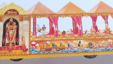 अयोध्या दीपोत्सव 2025 में इस बार 15 सरकारी और 22 सांस्कृतिक झांकियां योगी सरकार की उपलब्धियों और रामायण के सात कांडों को प्रदर्शित करेंगी। सूचना विभाग विकास कार्यों को झांकियों के रूप में दिखाएगा, जबकि पर्यटन विभाग रामायण की कथा को जीवंत करेगा। देश के विभिन्न राज्यों की लोककलाएं - भांगड़ा, कथककली, झूमर और संबलपुरी नृत्य - इस आयोजन की शोभा बढ़ाएंगे। लाखों दीपों से जगमगाती अयोध्या में श्रद्धालु और पर्यटक सांस्कृतिक विविधता और तकनीकी झांकियों का अनोखा संगम देखेंगे।