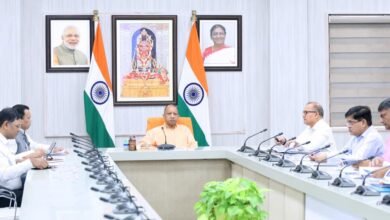 लखनऊ। मुख्यमंत्री योगी आदित्यनाथ ने प्रदेश के सभी मंडल मुख्यालयों पर अत्याधुनिक दिव्यांग पुनर्वास केंद्र स्थापित करने के निर्देश दिए हैं। इन केंद्रों में दिव्यांगजनों को फिजियोथेरेपी, ऑक्यूपेशनल थेरेपी, स्पीच थेरेपी, मनोवैज्ञानिक परामर्श और प्रॉस्थेटिक सेवाएं एक ही स्थान पर मिलेंगी। मुख्यमंत्री ने कहा कि सरकार का उद्देश्य है कि कोई भी दिव्यांगजन समाज की मुख्यधारा से वंचित न रहे। फिलहाल 37 जिलों में केंद्र कार्यरत हैं, जिनमें से 11 मंडल मुख्यालयों पर हैं। सरकार इन्हें तकनीकी रूप से सशक्त बनाकर मॉडल केंद्रों में बदलने की योजना पर कार्य कर रही है।