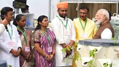 लखनऊ की डॉ. कामिनी सिंह ने मुख्यमंत्री योगी आदित्यनाथ की प्रेरणा से ‘मोरिंगा आर्मी’ बनाकर महिला किसानों को आत्मनिर्भर बनाया। एफपीओ मॉडल के तहत उन्होंने एक हजार से अधिक महिलाओं को मोरिंगा (सहजन) की खेती से जोड़ा और 18 से अधिक उत्पाद - जैसे मोरिंगा पाउडर, ऑयल, चाय, साबुन व लड्डू - बाजार में उतारे। प्रधानमंत्री नरेंद्र मोदी ने उनकी पहल की सराहना की और दिल्ली में मुलाकात कर बारीकियां जानीं। यह मॉडल ग्रामीण महिलाओं की आमदनी और आत्मनिर्भरता का उदाहरण बन गया है।