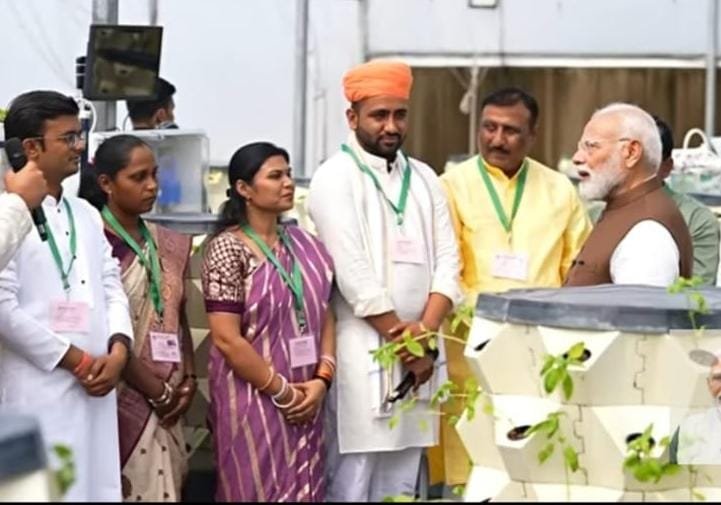 लखनऊ की डॉ. कामिनी सिंह ने मुख्यमंत्री योगी आदित्यनाथ की प्रेरणा से ‘मोरिंगा आर्मी’ बनाकर महिला किसानों को आत्मनिर्भर बनाया। एफपीओ मॉडल के तहत उन्होंने एक हजार से अधिक महिलाओं को मोरिंगा (सहजन) की खेती से जोड़ा और 18 से अधिक उत्पाद - जैसे मोरिंगा पाउडर, ऑयल, चाय, साबुन व लड्डू - बाजार में उतारे। प्रधानमंत्री नरेंद्र मोदी ने उनकी पहल की सराहना की और दिल्ली में मुलाकात कर बारीकियां जानीं। यह मॉडल ग्रामीण महिलाओं की आमदनी और आत्मनिर्भरता का उदाहरण बन गया है।