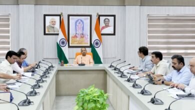 मुख्यमंत्री योगी आदित्यनाथ ने प्रदेश के नगरों के समग्र विकास के लिए नई “शहरी पुनर्विकास नीति” तैयार करने के निर्देश दिए। यह नीति पुराने, जर्जर और अनुपयोगी क्षेत्रों को आधुनिक सुविधाओं, हरित भवन मानकों और पर्यावरणीय संतुलन के साथ विकसित करेगी। मुख्यमंत्री ने कहा कि नीति में जनहित, पारदर्शिता और निजी निवेश को प्राथमिकता दी जाएगी। भूमि उपयोग आधारित बाह्य विकास शुल्क भी संशोधित किया जाएगा, ताकि निवेशकों और नागरिकों दोनों के हित सुरक्षित रहें।